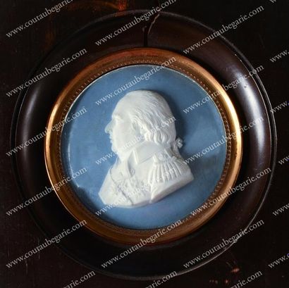 null Louis XVIII, roi de France. Médaillon en biscuit à décor d'un profil blanc du...