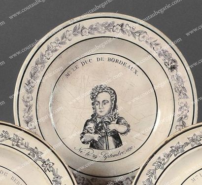 null Henri, duc de Bordeaux. Assiette creuse en faïence de Creil à décor en grisaille,...