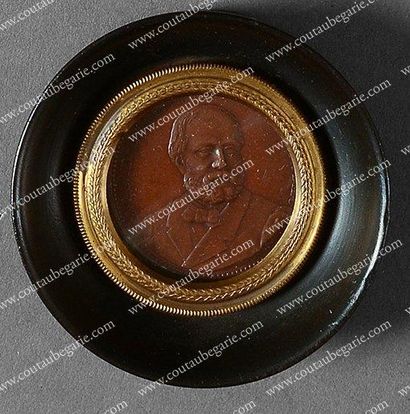 null Henri, comte de Chambord. Médaille en bronze à patine brune, signée Tasset,...