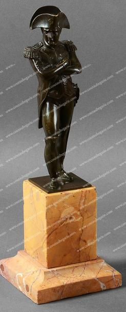 null Napoléon Ier, empereur des Français. Statuette en bronze le représentant en...