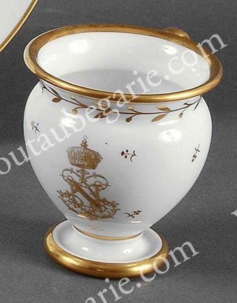 SÈVRES Service de Napoléon III à Compiègne. Pot à jus en porcelaine, à décor en or...