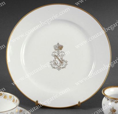 SÈVRES Service à chiffre de Napoléon III. Assiette à dessert en porcelaine, à décor...