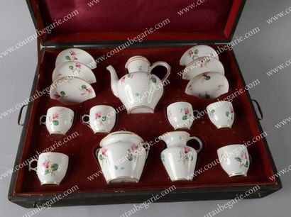 SÈVRES Service à café, offert par l'empereur Napoléon III, composé de six tasses...