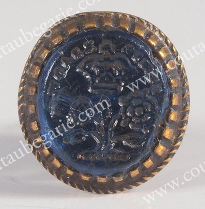 GRANDE-BRETAGNE Cachet pendentif en laiton doré, serti d'une pierre de couleur bleue...