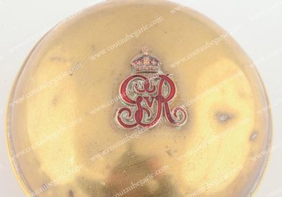 null George V, roi de Grande-Bretagne. Boîte ronde en métal doré, souvenir commémoratif...