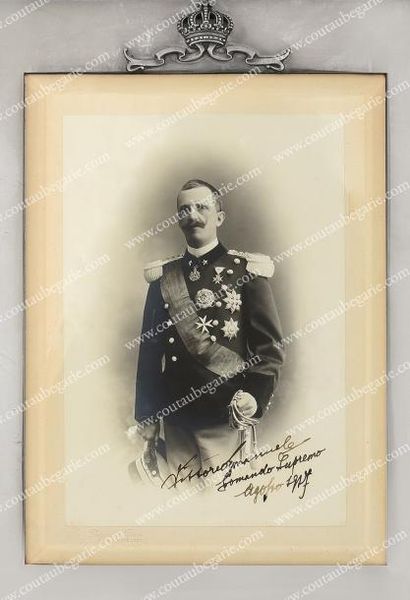 null Victor-Emmanuel III, roi d'Italie (1869-1946). Portrait photographique signé...