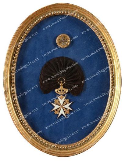 null Croix de l'Ordre de Malte, en or et émail blanc, modèle avec fleurs-de-lys et...