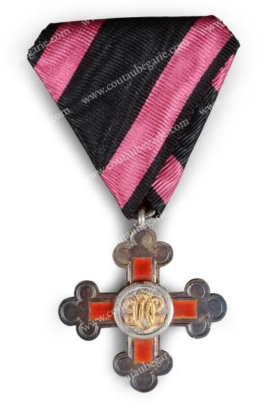 null Ordre d'Olga de Wurtemberg. Croix en argent et émail, initiales en or «OK» pour...