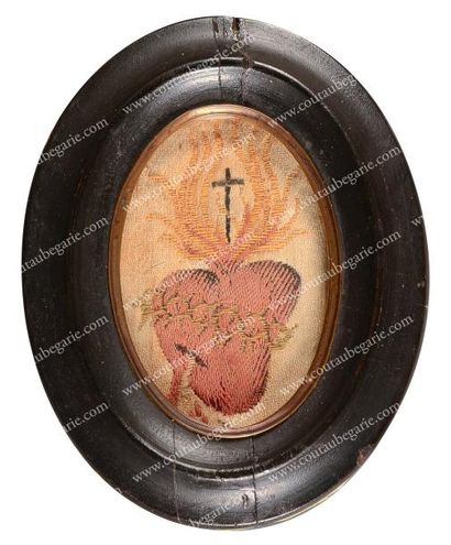 null Sacré-Coeur vendéen, brodé en tissu polychrome, dans un cadre ovale en bois...