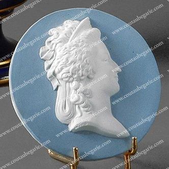 null Marie-Antoinette, reine de France. Médaillon en biscuit finement sculpté la...