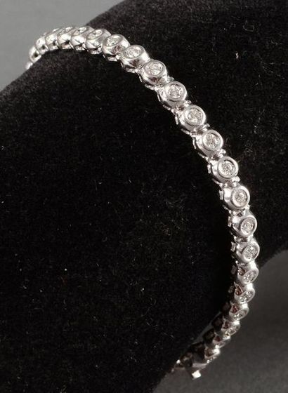 null Bracelet ligne souple en or gris, serti de diamants. Poids: 13,9 g. Longueur:...