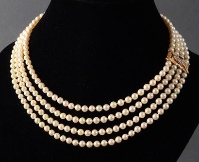 null Un collier composé de quatre rangs "choker" de perles de culture montées sur...