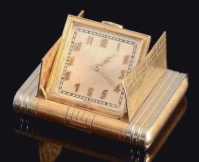 null Une montre de poche à secret en or polychrome, dévoilant un cadran de forme...