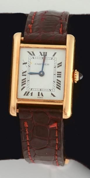 CARTIER Une montre bracelet pour dame en or jaune de marque CARTIER, modèle "Tank"....