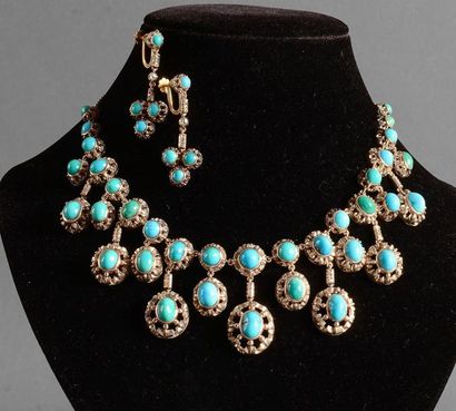 null Une parure en argent, or et turquoises, composée d'un collier articulé à pampilles,...