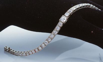 null Un bracelet articulé en or gris, composé d'une ligne de 41 diamants dont un...