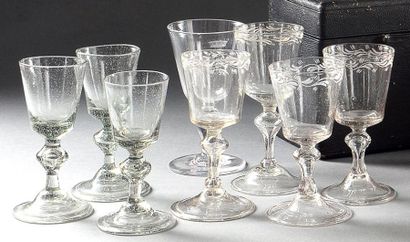 null Suite de 4 petits verres gravé. XVIIIe siècle. H.: 12 cm On y joint 3 verres...