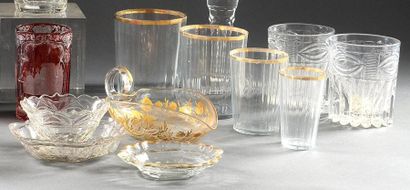 null Deux verres en cristal moulé et taillé. Epoque Restauration. H.: 9,5 cm