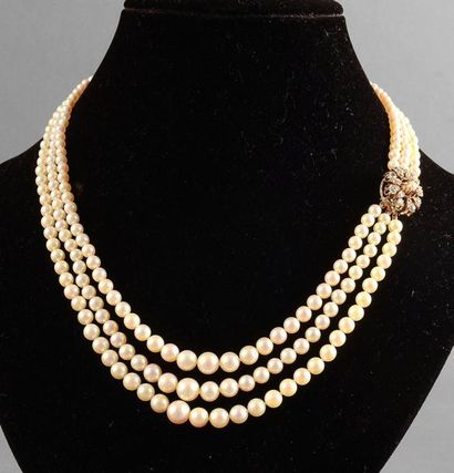 null Collier asymétrique de trois rangs de perles de culture, fermoir en fleur d'or...