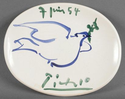 Pablo Picasso (1881-1973) Colombe de la Paix. 1954. Céramique ovale signée et dté...