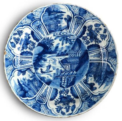 DELFT Assiette en camaïeu bleu à décor chinois d'après un modèle de plat d'époque...