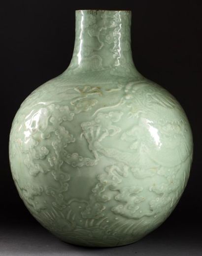 null Important vase Tianqiuping en porcelaine céladon à décor moulé d'un dragon à...