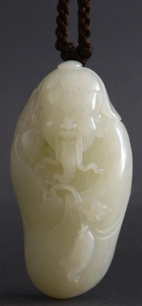 null Pendentif en jade néphrite sculpté d'un sage chinois, retenu par une cordelette...