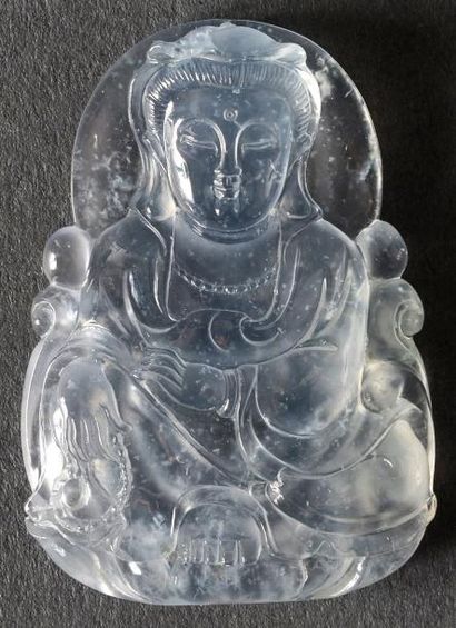 null Pendentif en jade jadéite translucide sculpté d'un Bouddha assis dans la position...