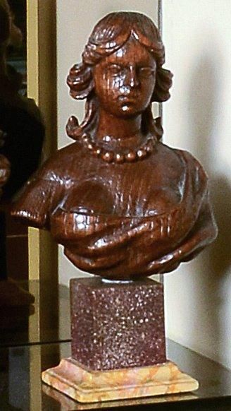 null Buste de femme drapée à l'antique en chêne sculpté. Flandres, XVIIe siècle H:...