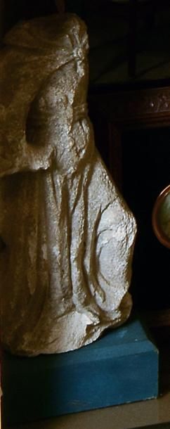 null Statuette acéphale en pierre calcaire, femme vêtue à l'antique. XVe siècle Accidents...