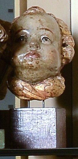 null Tête d'angelot en bois sculpté polychrome et doré. XVIIe siècle Socle en bois...