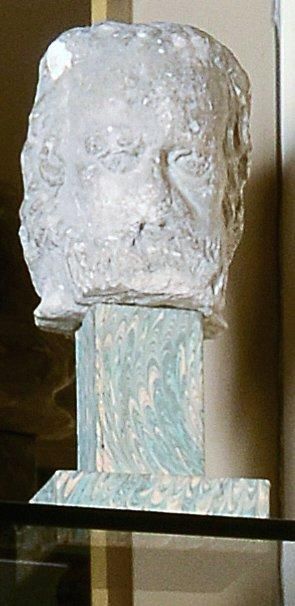 null Buste d'homme barbu en pierre calcaire XVIe siècle Accidents. H: 11cm