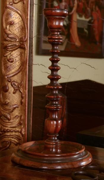 null Paire de flambeau en palissandre tourné. XVIIIe siècle. H.: 20 cm