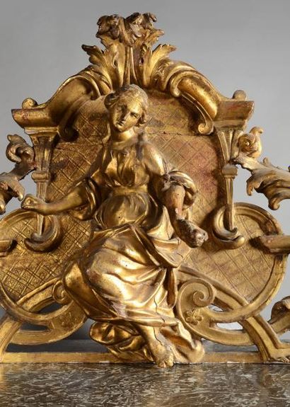 null Fronton de miroir en bois sculpté et doré représentant une figure de Psyché...