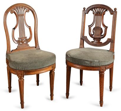 null Deux chaises en bois mouluré, modèle à la lyre. L'une porte une trace d'estampille...