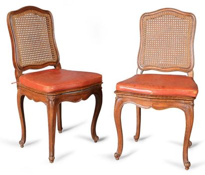 null Paire de chaises cannées en bois naturel mouluré. Epoque Louis XV. Galette de...