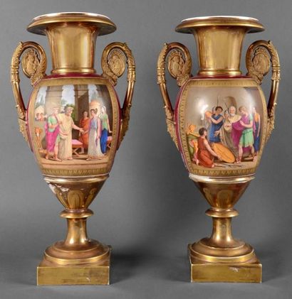 PARIS Paire de vases en porcelaine, à fond bordeaux, à décor de scènes à l'antique...