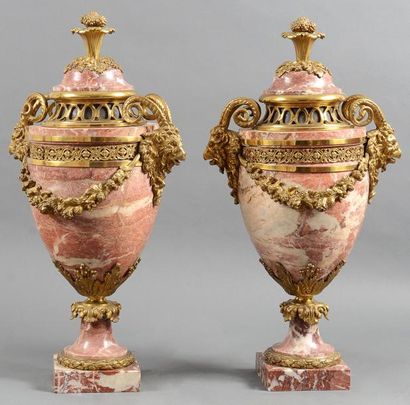 null Paire de vases en marbre rose, riche garniture en bronze doré à anses en têtes...