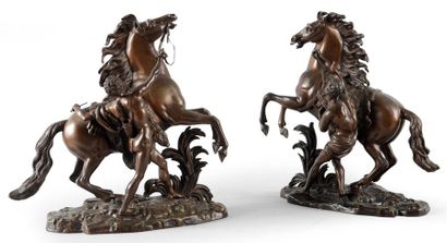 Antoine COYSEVOX (1640-1720). d'aprés Les chevaux de Marly. Paire de bronzes à patine...
