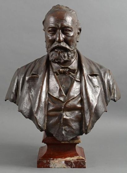 Pierre AUBERT (1853 - 1912) Portrait d'homme barbu Bronze à patine brune sur piedouche...