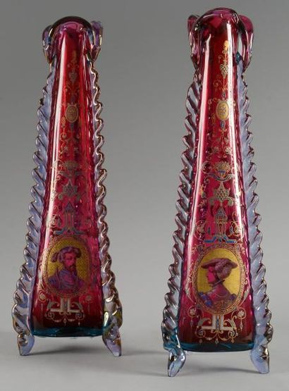 Auguste JEAN, XIXe siècle Paire de vases à long col de forme triangulaire en verre...