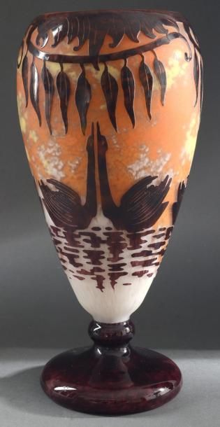 Charles SCHNEIDER Le Verre Français Vase au cignes. Epreuve en verre orange marmoréen...