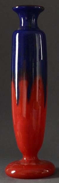 Charles SCHNEIDER Le Verre Français Long vase en verre rouge et bleu à effet de coulures...