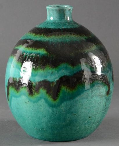 Jean BESNARD (1895-1958) Vase boule à petit col en ceramique à emaux vert et coulures...