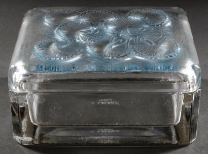 RENE LALIQUE (1860-1945) Boîte à cigarettes «Bluets» Modèle créé le 5 novembre 1936...