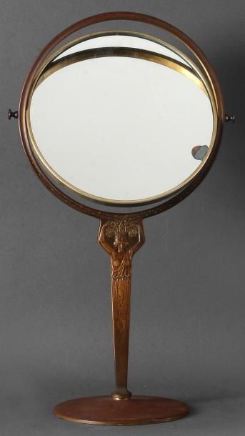 René LALIQUE (1860 -1945) Miroir de table en bronze à patine rouge, le pied formé...