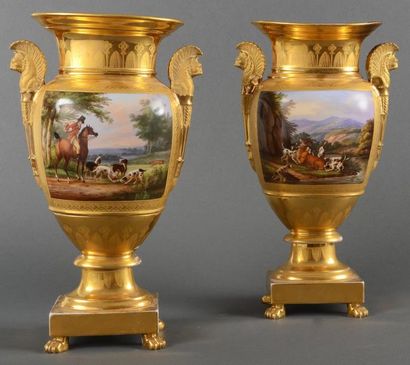 DARTE Frères Deux de vases en porcelaine, à fond entièrement doré bruni à l'effet,...