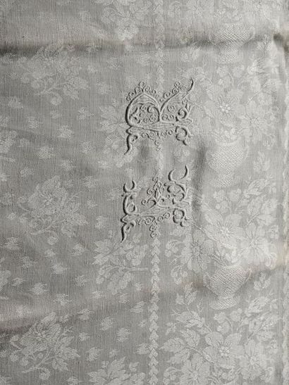 null Ensemble de dix-sept serviettes en lin damassé, vers 1830, rameaux de fleurs...