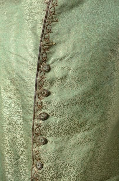 null Veste d'habit à basques, vers 1770, en brocart façonné soie verte et fil métal...