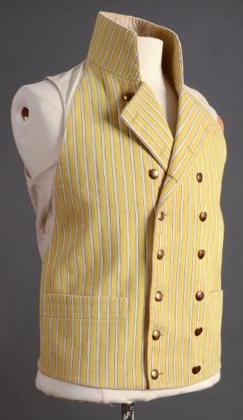 null Gilet croisé, vers 1810-1820, en lainage pékiné jaune à rayures blanches soulignées...